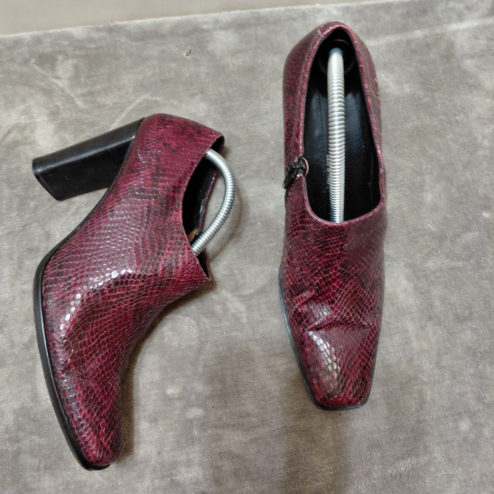 Via Spiga Block Heel Ankle Booties Womens Sz 8.5m Plum Snake Print Zipper Whimsy